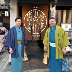 Shingo Fujimori Instagram - ケンコバさんと一泊2日サウナ旅

2日間まったりゆったり旅をする番組ですが、、、ずっとボケ倒していた先輩

結婚の話になると、「俺は公表はしてないけど、もう12.3年前にくノ一の女性と結婚してんねん。親父さんに挨拶行った時に出された飲み物に毒が入っていた」と言っていました。2日間ずっとこんな感じでした😆楽しすぎました！！面白すぎました！！

コバさんにはすごい昔からお世話になっていて、僕らがデビュー2年目で始まったオビラジRという番組にレギュラー出演してくださっていました。

いまでも、「あの頃のお前らはクソやったで」としっかり言ってくれる優しい先輩です。

本日ととのえサウナ旅〜第七弾〜京都ケンコバさん編

お邪魔したサウナ
#サウナの梅湯
#sayu
#ぬかとゆげ
#machiyasauna
#本日ととのえサウナ旅 

お世話になりました！