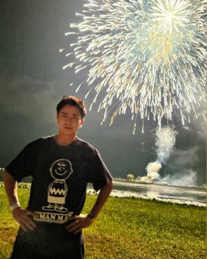 Shingo Fujimori Instagram - 夏休み
実家で4年ぶりの諏訪湖花火大会を両親と見てきましたー

6~9枚目は同級生の @ks.suwa が撮ってくれました！！賞もとったことのある凄腕カメラマンです
そして、花火の打ち上げ台の足場も同級生が組んだりと同い年が大活躍です

諏訪湖花火大会は毎年8/15に開催してます！来たことある方もまだの方も来年是非お越しくださいませ🙇

この様子は近日YouTubeにて公開します！
東京からゲストをお招きして押忍しました！
