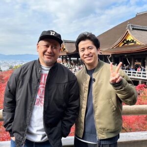 Shingo Fujimori Instagram - ケンコバさんと一泊2日サウナ旅

2日間まったりゆったり旅をする番組ですが、、、ずっとボケ倒していた先輩

結婚の話になると、「俺は公表はしてないけど、もう12.3年前にくノ一の女性と結婚してんねん。親父さんに挨拶行った時に出された飲み物に毒が入っていた」と言っていました。2日間ずっとこんな感じでした😆楽しすぎました！！面白すぎました！！

コバさんにはすごい昔からお世話になっていて、僕らがデビュー2年目で始まったオビラジRという番組にレギュラー出演してくださっていました。

いまでも、「あの頃のお前らはクソやったで」としっかり言ってくれる優しい先輩です。

本日ととのえサウナ旅〜第七弾〜京都ケンコバさん編

お邪魔したサウナ
#サウナの梅湯
#sayu
#ぬかとゆげ
#machiyasauna
#本日ととのえサウナ旅 

お世話になりました！