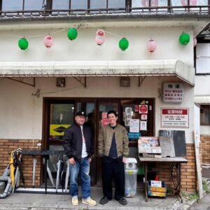 Shingo Fujimori Instagram - ケンコバさんと一泊2日サウナ旅

2日間まったりゆったり旅をする番組ですが、、、ずっとボケ倒していた先輩

結婚の話になると、「俺は公表はしてないけど、もう12.3年前にくノ一の女性と結婚してんねん。親父さんに挨拶行った時に出された飲み物に毒が入っていた」と言っていました。2日間ずっとこんな感じでした😆楽しすぎました！！面白すぎました！！

コバさんにはすごい昔からお世話になっていて、僕らがデビュー2年目で始まったオビラジRという番組にレギュラー出演してくださっていました。

いまでも、「あの頃のお前らはクソやったで」としっかり言ってくれる優しい先輩です。

本日ととのえサウナ旅〜第七弾〜京都ケンコバさん編

お邪魔したサウナ
#サウナの梅湯
#sayu
#ぬかとゆげ
#machiyasauna
#本日ととのえサウナ旅 

お世話になりました！