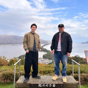 Shingo Fujimori Instagram - ケンコバさんと一泊2日サウナ旅

2日間まったりゆったり旅をする番組ですが、、、ずっとボケ倒していた先輩

結婚の話になると、「俺は公表はしてないけど、もう12.3年前にくノ一の女性と結婚してんねん。親父さんに挨拶行った時に出された飲み物に毒が入っていた」と言っていました。2日間ずっとこんな感じでした😆楽しすぎました！！面白すぎました！！

コバさんにはすごい昔からお世話になっていて、僕らがデビュー2年目で始まったオビラジRという番組にレギュラー出演してくださっていました。

いまでも、「あの頃のお前らはクソやったで」としっかり言ってくれる優しい先輩です。

本日ととのえサウナ旅〜第七弾〜京都ケンコバさん編

お邪魔したサウナ
#サウナの梅湯
#sayu
#ぬかとゆげ
#machiyasauna
#本日ととのえサウナ旅 

お世話になりました！