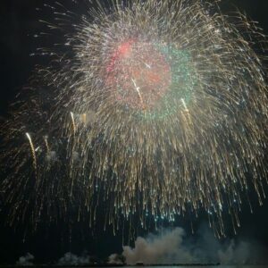 Shingo Fujimori Instagram - 夏休み
実家で4年ぶりの諏訪湖花火大会を両親と見てきましたー

6~9枚目は同級生の @ks.suwa が撮ってくれました！！賞もとったことのある凄腕カメラマンです
そして、花火の打ち上げ台の足場も同級生が組んだりと同い年が大活躍です

諏訪湖花火大会は毎年8/15に開催してます！来たことある方もまだの方も来年是非お越しくださいませ🙇

この様子は近日YouTubeにて公開します！
東京からゲストをお招きして押忍しました！