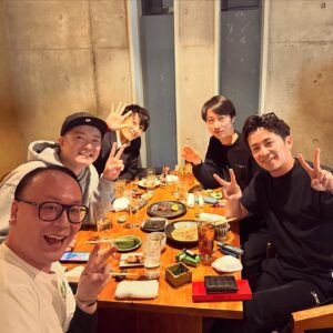 Shingo Fujimori Instagram - 同期の芸人と会社員
#はんにゃ金田
#トレンディたかし
#かたつむり中澤本鮪
#元ボーイ現会社員

大阪の同期のボーイが芸人を辞めて、会社員になった。
ベッドの営業販売をしているようです。出張で東京に来たから久々に会ったのですが、会社員として立派にお勤めしているようでした！
なので、ベッド買うことにしました！
楽しい夜でした。
ボーイて。。