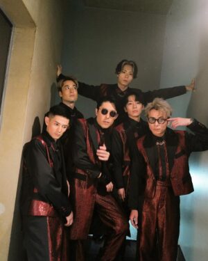 Shingo Fujimori Instagram - 4年ぶりに #RADIOFISHLIVE をやることが出来ました！！
来てくれた皆さん、配信で見てくれた皆さんありがとうございました。

お客さんの前でやるライブはやっぱり格段に楽しいですね。またやりたい。

そして、今年の12/31大晦日にライブをやることが決定しましたので、今回来れなかった皆さん是非お越しください！！

場所はZeppなんば大阪です！！チケット発売は8/13〜

年甲斐もなく昂ってしまい人生初のブリーチをしてしまいました！！

スタイリングは　@takagi_ocean  がバッチリ仕上げてくれました！！

また、お会いできる日を楽しみにしています！！

らじらー！サンデーのお花ありがとうございました！