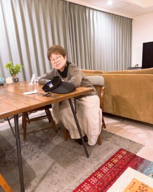 Shingo Fujimori Instagram - 美代子(母)が東京に遊びに来ました
72歳
めちゃくちゃ喋ります
ずっとおしゃべりだったわけではありません
ちょっとした変化がありまして

今年の母の日に補聴器をプレゼントしたのですが、これが美代子の人生を大きく変えたようです！
それまで、補聴器をつけることに少し恥ずかしさと抵抗があったようで頑なに拒んでいましたが、電話で話すたびにほとんど会話が噛み合わないくらい耳が遠くなっていたので強引に補聴器をつけてもらいました。

そうすると、翌日すぐに連絡があり「こんなに人の声が聞こえるならもっと早くつければよかったー！ありがとう。また、人生楽しみになったわ」と喜びまくってました😆

何が言いたいかというと、親想いの藤森の好感度が上がればいいなというのが大半ですが、そうではなく頑固な親に無理やり補聴器をつけてもらうことで親子の会話が結構増えるので、なんというか親子にとってはいいことなのかなと思い、いま思いとどまっている人はぜひお勧めです！！

補聴器の案件ではございませんよ！！

ただ、ちょっとここ最近の美代子は喋りすぎなので一旦補聴器を取り上げようかなとも思案しています🤣

何はともあれよかったです