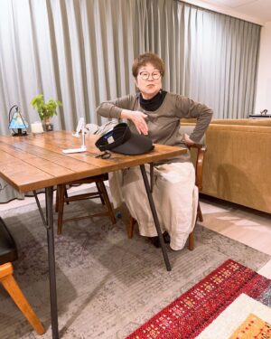 Shingo Fujimori Instagram - 美代子(母)が東京に遊びに来ました
72歳
めちゃくちゃ喋ります
ずっとおしゃべりだったわけではありません
ちょっとした変化がありまして

今年の母の日に補聴器をプレゼントしたのですが、これが美代子の人生を大きく変えたようです！
それまで、補聴器をつけることに少し恥ずかしさと抵抗があったようで頑なに拒んでいましたが、電話で話すたびにほとんど会話が噛み合わないくらい耳が遠くなっていたので強引に補聴器をつけてもらいました。

そうすると、翌日すぐに連絡があり「こんなに人の声が聞こえるならもっと早くつければよかったー！ありがとう。また、人生楽しみになったわ」と喜びまくってました😆

何が言いたいかというと、親想いの藤森の好感度が上がればいいなというのが大半ですが、そうではなく頑固な親に無理やり補聴器をつけてもらうことで親子の会話が結構増えるので、なんというか親子にとってはいいことなのかなと思い、いま思いとどまっている人はぜひお勧めです！！

補聴器の案件ではございませんよ！！

ただ、ちょっとここ最近の美代子は喋りすぎなので一旦補聴器を取り上げようかなとも思案しています🤣

何はともあれよかったです
