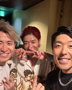 Shingo Fujimori Instagram - 4年ぶりに #RADIOFISHLIVE をやることが出来ました！！
来てくれた皆さん、配信で見てくれた皆さんありがとうございました。

お客さんの前でやるライブはやっぱり格段に楽しいですね。またやりたい。

そして、今年の12/31大晦日にライブをやることが決定しましたので、今回来れなかった皆さん是非お越しください！！

場所はZeppなんば大阪です！！チケット発売は8/13〜

年甲斐もなく昂ってしまい人生初のブリーチをしてしまいました！！

スタイリングは　@takagi_ocean  がバッチリ仕上げてくれました！！

また、お会いできる日を楽しみにしています！！

らじらー！サンデーのお花ありがとうございました！