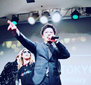 Shingo Fujimori Instagram - OCEAN TOKYO 10周年おめでとうございます！！10周年を記念して渋谷にどデカいトレーラーを持ってきて、無料でお客さんを時間の許す限りカットしまくるというヤバいことしてました！さすが👍感謝の仕方がカッコいい！
素敵なタイミングにお招きいただきありがとうございました！
楽しかったー！！
@oceantokyonet
@takagi_ocean