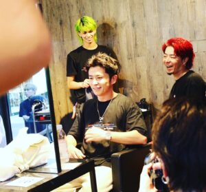 Shingo Fujimori Instagram - OCEAN TOKYO 10周年おめでとうございます！！10周年を記念して渋谷にどデカいトレーラーを持ってきて、無料でお客さんを時間の許す限りカットしまくるというヤバいことしてました！さすが👍感謝の仕方がカッコいい！
素敵なタイミングにお招きいただきありがとうございました！
楽しかったー！！
@oceantokyonet
@takagi_ocean