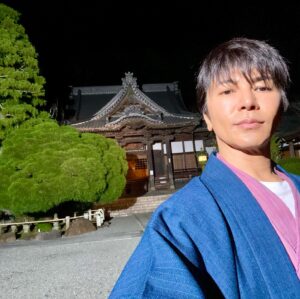 Shinji Takeda Instagram - 2024.1.4. テレビ朝日開局65周年記念 #松本清張 二夜連続ドラマプレミアム 第二夜 『#ガラスの城』に出演させて頂きました。
独特のタッチで描かれた見応えのある作品に参加できて嬉しかったです☆ 皆様お楽しみ頂けましたか？ 
#修禅寺 や#新井旅館 など趣のあるロケ地での一コマをここに📸 
ラストシーンが実際の僕のクランクアップでした🎬 最終日はセリフが膨大だったので、終わってホッとしました♨️ 
ご覧頂いた皆様ありがとうございました☆ #武田真治
