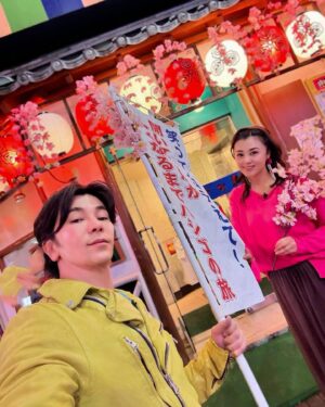 Shinji Takeda Instagram - 20¥4.4.24.『笑ってコラえて！』今年もお花見シーズンのハシゴの旅をお任せ頂き、桜の開花予定日に撮影がございました🌸…しかし、放送をご覧頂いた通り、桜のほうがちょっとシャイだったようで、残念ながらまだツボミでした💦　まぁ、それもそのはず、藤原紀香さんがいらっしゃったら、そりゃ引っ込み思案にもなりますね^_^ 条件は生憎でしたが、たくさんの方々に出会えて、色々な人生に触れられて、最高の花見酒になりました🍶 ご一緒させて頂いた皆様、楽しい時間をありがとうございました٩(^‿^)۶ #笑ってコラえて #笑コラ #ハシゴの旅 #藤原紀香 さん #武田真治