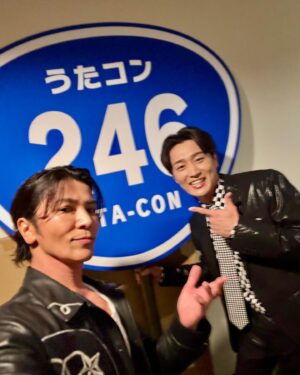 Shinji Takeda Instagram - 2024.7.9.NHK『#うたコン』にて、ふるさと北海道の大先輩#細川たかし さんと「#ジュリアに傷心」をサックス演奏させて頂きました🎷　突き抜ける歌声とはまさに細川さんのお声！　ご一緒できて光栄です(≧∀≦)
独特の唄声#真田ナオキ さんの「#246」では標識に見立てた大うちわを担当させて頂きました🪭
中学校の修学旅行の時、皆んなで唄った#渡辺美里 さんの「My Revolution」を生で聴けて胸アツでした😭　
#MINMI さんの「シャナナ」はいつ聴いてもブチ上がります⚡️
#新妻聖子 さんの「Dynamite」カッコ良かったですね！　
#丘みどり さんの唄声、響きましたー(*´꒳`*)
イケメン集団#INI さん達と写真撮ったら僕だけピンボケなのなんで⁈ CDありがと💿
タイミング合わず写真撮れなかったかたもいますが、生放送生演奏の現場は本当に楽しいなー⤴︎⤴︎⤴︎
スタッフの皆さんお見事っ🎉 お疲れ様でした‼︎‼︎
衣装は大好きなブランド#ROLL のレザージャケット♪ 
#武田真治