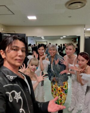 Shinji Takeda Instagram - 2024.7.9.NHK『#うたコン』にて、ふるさと北海道の大先輩#細川たかし さんと「#ジュリアに傷心」をサックス演奏させて頂きました🎷　突き抜ける歌声とはまさに細川さんのお声！　ご一緒できて光栄です(≧∀≦)
独特の唄声#真田ナオキ さんの「#246」では標識に見立てた大うちわを担当させて頂きました🪭
中学校の修学旅行の時、皆んなで唄った#渡辺美里 さんの「My Revolution」を生で聴けて胸アツでした😭　
#MINMI さんの「シャナナ」はいつ聴いてもブチ上がります⚡️
#新妻聖子 さんの「Dynamite」カッコ良かったですね！　
#丘みどり さんの唄声、響きましたー(*´꒳`*)
イケメン集団#INI さん達と写真撮ったら僕だけピンボケなのなんで⁈ CDありがと💿
タイミング合わず写真撮れなかったかたもいますが、生放送生演奏の現場は本当に楽しいなー⤴︎⤴︎⤴︎
スタッフの皆さんお見事っ🎉 お疲れ様でした‼︎‼︎
衣装は大好きなブランド#ROLL のレザージャケット♪ 
#武田真治