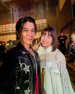 Shinji Takeda Instagram - 2024.7.9.NHK『#うたコン』にて、ふるさと北海道の大先輩#細川たかし さんと「#ジュリアに傷心」をサックス演奏させて頂きました🎷　突き抜ける歌声とはまさに細川さんのお声！　ご一緒できて光栄です(≧∀≦)
独特の唄声#真田ナオキ さんの「#246」では標識に見立てた大うちわを担当させて頂きました🪭
中学校の修学旅行の時、皆んなで唄った#渡辺美里 さんの「My Revolution」を生で聴けて胸アツでした😭　
#MINMI さんの「シャナナ」はいつ聴いてもブチ上がります⚡️
#新妻聖子 さんの「Dynamite」カッコ良かったですね！　
#丘みどり さんの唄声、響きましたー(*´꒳`*)
イケメン集団#INI さん達と写真撮ったら僕だけピンボケなのなんで⁈ CDありがと💿
タイミング合わず写真撮れなかったかたもいますが、生放送生演奏の現場は本当に楽しいなー⤴︎⤴︎⤴︎
スタッフの皆さんお見事っ🎉 お疲れ様でした‼︎‼︎
衣装は大好きなブランド#ROLL のレザージャケット♪ 
#武田真治