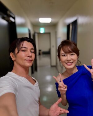 Shinji Takeda Instagram - 2024.7.9.NHK『#うたコン』にて、ふるさと北海道の大先輩#細川たかし さんと「#ジュリアに傷心」をサックス演奏させて頂きました🎷　突き抜ける歌声とはまさに細川さんのお声！　ご一緒できて光栄です(≧∀≦)
独特の唄声#真田ナオキ さんの「#246」では標識に見立てた大うちわを担当させて頂きました🪭
中学校の修学旅行の時、皆んなで唄った#渡辺美里 さんの「My Revolution」を生で聴けて胸アツでした😭　
#MINMI さんの「シャナナ」はいつ聴いてもブチ上がります⚡️
#新妻聖子 さんの「Dynamite」カッコ良かったですね！　
#丘みどり さんの唄声、響きましたー(*´꒳`*)
イケメン集団#INI さん達と写真撮ったら僕だけピンボケなのなんで⁈ CDありがと💿
タイミング合わず写真撮れなかったかたもいますが、生放送生演奏の現場は本当に楽しいなー⤴︎⤴︎⤴︎
スタッフの皆さんお見事っ🎉 お疲れ様でした‼︎‼︎
衣装は大好きなブランド#ROLL のレザージャケット♪ 
#武田真治
