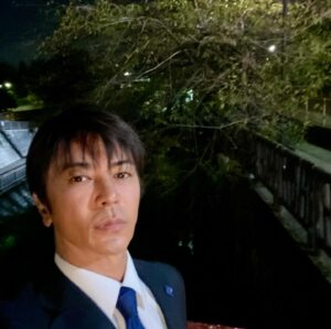 Shinji Takeda Instagram - 2024.1.4. テレビ朝日開局65周年記念 #松本清張 二夜連続ドラマプレミアム 第二夜 『#ガラスの城』に出演させて頂きました。
独特のタッチで描かれた見応えのある作品に参加できて嬉しかったです☆ 皆様お楽しみ頂けましたか？ 
#修禅寺 や#新井旅館 など趣のあるロケ地での一コマをここに📸 
ラストシーンが実際の僕のクランクアップでした🎬 最終日はセリフが膨大だったので、終わってホッとしました♨️ 
ご覧頂いた皆様ありがとうございました☆ #武田真治