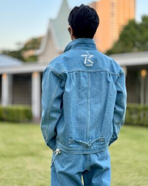 Shinji Takeda Instagram - 2023年　11月なのに温かいですね☀️ ジージャンや革ジャンが長く着れて嬉しいなぁ(^^) こんな季節にちょうどいいデニムのセットアップは HARD BIRDの新作👖 珍しくオーバーサイズ⤴︎ オーバーサイズって一度着るとハマるなぁ☆ #HardBird #FlatHead #赤ミミ #DjDragon #武田真治