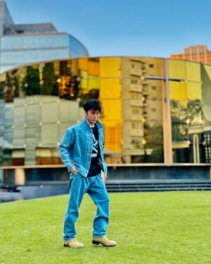 Shinji Takeda Instagram - 2023年　11月なのに温かいですね☀️ ジージャンや革ジャンが長く着れて嬉しいなぁ(^^) こんな季節にちょうどいいデニムのセットアップは HARD BIRDの新作👖 珍しくオーバーサイズ⤴︎ オーバーサイズって一度着るとハマるなぁ☆ #HardBird #FlatHead #赤ミミ #DjDragon #武田真治