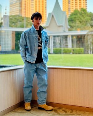 Shinji Takeda Instagram - 2023年　11月なのに温かいですね☀️ ジージャンや革ジャンが長く着れて嬉しいなぁ(^^) こんな季節にちょうどいいデニムのセットアップは HARD BIRDの新作👖 珍しくオーバーサイズ⤴︎ オーバーサイズって一度着るとハマるなぁ☆ #HardBird #FlatHead #赤ミミ #DjDragon #武田真治
