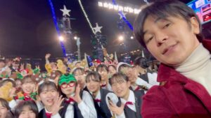 Shinji Takeda Instagram - 2023.12.24. クリスマスイブの日に#エスコンフィールドHOKKAIDO でプロのアーティストから小学生、高校生まで様々な音楽を楽しむイベント｢#みんなのXmas音楽祭」が開催されました🎄　華やかで、時に厳かな素晴らしい内容で、ラストには、Fビレッジの夜空にXmas色に彩られた花火、約1,000発が打ち上がり思い出深い時間となりました❗️ご来場頂いた皆様、本当にありがとうございました☆

一緒に音楽を奏でることができた出演者の皆さんをできるだけご紹介致します🎵
#大黒摩季 さん
#福原みほ さん #ざきのすけ。さん #鈴木愛奈 さん
#MOS さん #SITBand #札幌国際情報高校吹奏楽部 の皆さん #駒大苫小牧高等学校吹奏楽部 の皆さん #札幌白石高等学校吹奏楽部 の皆さん #HBC少年少女合唱団 の皆さん #HBCジュニアオーケストラ の皆さん
#HAMBURGER BOYS さん #瀬川あやか さん #THEBOYS&GIRLS さん #佐藤ミキ さん #NAQTVANE さん #LAUSBUB さん
#ひらまみきお さん #ビョーンアルコ さん #中野ミホ さん
#サックスマシーン精鋭部 21名
#DjDragon 
他にたくさんの方々、#ファイターズ 関係者様お疲れ様でした！！#武田真治