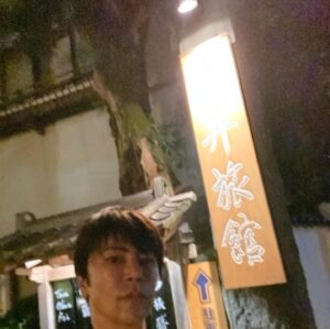 Shinji Takeda Instagram - 2024.1.4. テレビ朝日開局65周年記念 #松本清張 二夜連続ドラマプレミアム 第二夜 『#ガラスの城』に出演させて頂きました。
独特のタッチで描かれた見応えのある作品に参加できて嬉しかったです☆ 皆様お楽しみ頂けましたか？ 
#修禅寺 や#新井旅館 など趣のあるロケ地での一コマをここに📸 
ラストシーンが実際の僕のクランクアップでした🎬 最終日はセリフが膨大だったので、終わってホッとしました♨️ 
ご覧頂いた皆様ありがとうございました☆ #武田真治