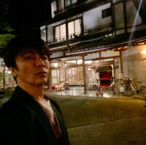 Shinji Takeda Instagram - 2024.1.4. テレビ朝日開局65周年記念 #松本清張 二夜連続ドラマプレミアム 第二夜 『#ガラスの城』に出演させて頂きました。
独特のタッチで描かれた見応えのある作品に参加できて嬉しかったです☆ 皆様お楽しみ頂けましたか？ 
#修禅寺 や#新井旅館 など趣のあるロケ地での一コマをここに📸 
ラストシーンが実際の僕のクランクアップでした🎬 最終日はセリフが膨大だったので、終わってホッとしました♨️ 
ご覧頂いた皆様ありがとうございました☆ #武田真治
