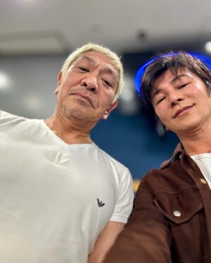 Shinji Takeda Instagram - 2023.12.1.『#人志松本の酒のツマミになる話』に出演させて頂きました📺
ちょっと…酔いすぎたかも知れませんね🥃 反省します💦
#松本人志 さんと#菊川怜 さん #サルゴリラ さんと収録後、写真を撮って頂くことができました📸  ありがとうございました☆ フットボールアワー後藤輝基さん 岩尾望さん 朝日奈央 さん スタッフの皆さんお世話になりました！ #酒のツマミになる話 #武田真治