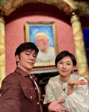 Shinji Takeda Instagram - 2023.12.1.『#人志松本の酒のツマミになる話』に出演させて頂きました📺
ちょっと…酔いすぎたかも知れませんね🥃 反省します💦
#松本人志 さんと#菊川怜 さん #サルゴリラ さんと収録後、写真を撮って頂くことができました📸  ありがとうございました☆ フットボールアワー後藤輝基さん 岩尾望さん 朝日奈央 さん スタッフの皆さんお世話になりました！ #酒のツマミになる話 #武田真治