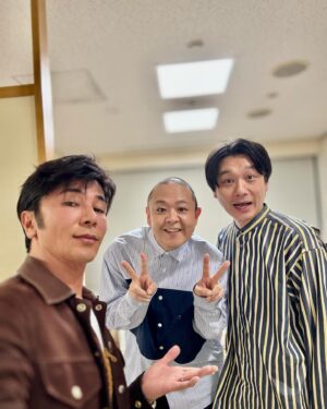 Shinji Takeda Instagram - 2023.12.1.『#人志松本の酒のツマミになる話』に出演させて頂きました📺
ちょっと…酔いすぎたかも知れませんね🥃 反省します💦
#松本人志 さんと#菊川怜 さん #サルゴリラ さんと収録後、写真を撮って頂くことができました📸  ありがとうございました☆ フットボールアワー後藤輝基さん 岩尾望さん 朝日奈央 さん スタッフの皆さんお世話になりました！ #酒のツマミになる話 #武田真治