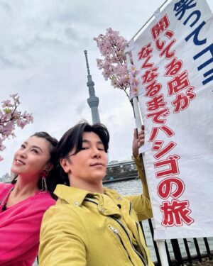 Shinji Takeda Instagram - 20¥4.4.24.『笑ってコラえて！』今年もお花見シーズンのハシゴの旅をお任せ頂き、桜の開花予定日に撮影がございました🌸…しかし、放送をご覧頂いた通り、桜のほうがちょっとシャイだったようで、残念ながらまだツボミでした💦　まぁ、それもそのはず、藤原紀香さんがいらっしゃったら、そりゃ引っ込み思案にもなりますね^_^ 条件は生憎でしたが、たくさんの方々に出会えて、色々な人生に触れられて、最高の花見酒になりました🍶 ご一緒させて頂いた皆様、楽しい時間をありがとうございました٩(^‿^)۶ #笑ってコラえて #笑コラ #ハシゴの旅 #藤原紀香 さん #武田真治