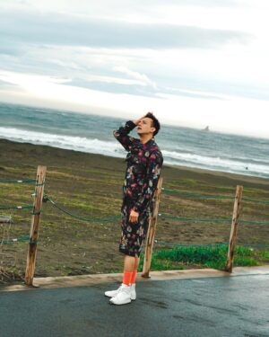 Shinnosuke Mitsushima Instagram - 茅ヶ崎の海🌊

笑顔の力でいつでも心は晴れる。
　　　　　with
かねちー&八嶋智人パイセン

 ･.･ ･.･ ･.･ ･.･ ･.･ ･.･ ･.･ 
●メシドラ● @meshidora_ntv 
■Hair&make: @masa4sai10
■Styling: @shinya_watanabe_ 
■wear：@estnation_jp
 ･.･ ･.･ ･.･ ･.･ ･.･ ･.･ ･.･ 