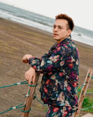 Shinnosuke Mitsushima Instagram - 茅ヶ崎の海🌊

笑顔の力でいつでも心は晴れる。
　　　　　with
かねちー&八嶋智人パイセン

 ･.･ ･.･ ･.･ ･.･ ･.･ ･.･ ･.･ 
●メシドラ● @meshidora_ntv 
■Hair&make: @masa4sai10
■Styling: @shinya_watanabe_ 
■wear：@estnation_jp
 ･.･ ･.･ ･.･ ･.･ ･.･ ･.･ ･.･ 