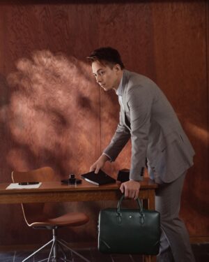 Shinnosuke Mitsushima Instagram - 毎日言葉を記すことで身も心も整える。

✸ GQ JAPAN ✸
◤￣￣￣￣￣￣￣￣￣￣￣￣￣

＊モンブランが
　　　　教えてくれたこと＊

　　　Mont Blanc
　　　　　×
 Shinnosuke Mitsushima
＿＿＿＿＿＿＿＿＿＿＿＿＿◢

いつもそばにいる相棒のような存在。

PHOTOGRAPHS BY: 長友善行 @yoshiyuki_nagatomo 
STYLED BY:渡辺慎也 @shinya_watanabe_ 
HAIR STYLED & MAKE-UP BY:新宮利彦 @vrai.inc 

✸ ✸ @gqjapan @montblanc ✸ ✸