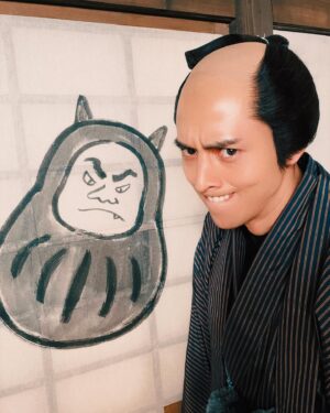 Shinnosuke Mitsushima Instagram - 👹鬼の六蔵👹

￣￣￣￣￣￣￣￣￣￣￣￣￣￣￣￣￣
★テレビ朝日ドラマプレミアム★
　　　宮部みゆき原作
　【#霊験お初 〜震える岩〜】

いよいよ！今夜9時から放送です！
お楽しみに🌛✨

￣￣￣￣￣￣￣￣￣￣￣￣￣￣￣￣￣

上白石萌音さん演じる〈お初〉の年の離れた、血のつながらぬ兄。
岡っ引きの親分。
頭脳明晰で行動力に富み、町方たちの信頼も厚い。
曲がったことが大嫌いな正義漢で、
弱い者いじめや理不尽なことは我慢がならない。
お初にとっては父親代わりの存在。

人情味の溢れる漢なのです🐯

#宮部みゆき原作
#豊島圭介 監督
#上白石萌音 #京本大我