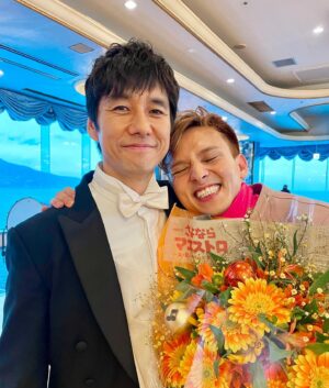 Shinnosuke Mitsushima Instagram - 日曜劇場【#さよならマエストロ】

愛するマエストロ・#西島秀俊 さん
全てのスタッフ・キャストの皆さん
そして、最後までドラマを応援してくれた視聴者の皆さん

本当にありがとうございました✨

みんなを支える妖精のようなマネージャー鏑木(カブちゃん)
演じることができて幸せでした。
これからのマエストロは僕にお任せください🧚

優しい音楽に包まれた日々は宝物。アパッシオナート！
また会える日を...さよならマエストロ♩