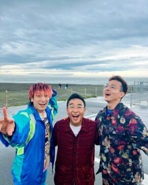 Shinnosuke Mitsushima Instagram - 茅ヶ崎の海🌊

笑顔の力でいつでも心は晴れる。
　　　　　with
かねちー&八嶋智人パイセン

 ･.･ ･.･ ･.･ ･.･ ･.･ ･.･ ･.･ 
●メシドラ● @meshidora_ntv 
■Hair&make: @masa4sai10
■Styling: @shinya_watanabe_ 
■wear：@estnation_jp
 ･.･ ･.･ ･.･ ･.･ ･.･ ･.･ ･.･ 
