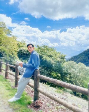 Shinnosuke Mitsushima Instagram - ありがとう🩵 2023

たくさんの感謝。
たくさんの愛情。
たくさんの学び。
まいにちの筋肉痛。　え？

今日の学びが、明日の自分をつくるんだ。

止まるな！進め！まだ見ぬ世界へ！飛べ🪽

いくぞ →→→ 2024

#2023 #大晦日 #愛を込めて