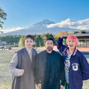 Shinnosuke Mitsushima Instagram - 🔴🟢🟡日本テレビ【#メシドラ】🟡🟢🔴

今年最後の放送！
愛する山田孝之パイセンが来てくれて全身鳥肌！歓喜！
心から感謝ですですでーーす✨

10月にレギュラー放送がはじまって、あっという間の3ヶ月！
番組を盛り上げてくれた素敵なゲストのみなさんに感謝！
急なお願いにも関わらず、
優しく受け入れてくれたお店の方々に感謝！
そして放送や配信で観ていただいているみなさんへ感謝！
最高の流れで2024年を迎えられそうです！
これからもかねちー🦄と、全国に明るい光を灯していきます！

来年も《メシドラ》よろしくッ‼︎‼︎‼︎‼︎

メシドラカーが関東を飛び出す日も遠くない...はず。

#山田孝之 #EXIT #兼近大樹 #満島真之介 

◆◇◆◇◆◇◆◇◆◇◆◇◆◇◆
Hair&make: @masa4sai10 
Styling: @shinya_watanabe_ 
wear : @newbottega
◆◇◆◇◆◇◆◇◆◇◆◇◆◇◆