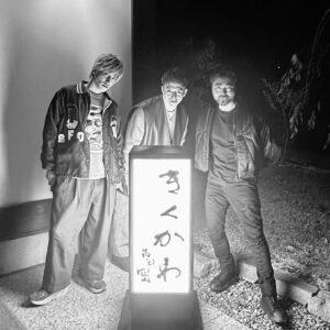 Shinnosuke Mitsushima Instagram - 🔴🟢🟡日本テレビ【#メシドラ】🟡🟢🔴

今年最後の放送！
愛する山田孝之パイセンが来てくれて全身鳥肌！歓喜！
心から感謝ですですでーーす✨

10月にレギュラー放送がはじまって、あっという間の3ヶ月！
番組を盛り上げてくれた素敵なゲストのみなさんに感謝！
急なお願いにも関わらず、
優しく受け入れてくれたお店の方々に感謝！
そして放送や配信で観ていただいているみなさんへ感謝！
最高の流れで2024年を迎えられそうです！
これからもかねちー🦄と、全国に明るい光を灯していきます！

来年も《メシドラ》よろしくッ‼︎‼︎‼︎‼︎

メシドラカーが関東を飛び出す日も遠くない...はず。

#山田孝之 #EXIT #兼近大樹 #満島真之介 

◆◇◆◇◆◇◆◇◆◇◆◇◆◇◆
Hair&make: @masa4sai10 
Styling: @shinya_watanabe_ 
wear : @newbottega
◆◇◆◇◆◇◆◇◆◇◆◇◆◇◆