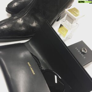 Shintaro Asanuma Instagram - 今回の私物。

身ひとつでハマのカシラを演じるなんて、へなちょこ役者にはそもそも無理な話で。その上それで1万5000人の前に立ってラップなんて、逃げ出したいにもほどがある訳で。

だから、こういったものから虎の威を借りれるだけ借りるのです。

#ヒプノシスマイク #ヒプマイ #hypnosismic
#ヨコハマディビジョン #madtriggercrew #MTC
#ヒプマイ9thライブ