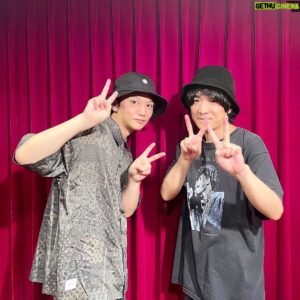 Shintaro Asanuma Instagram - #ヒプノシスマイク 2枚同時発売EP『The Block Party -HOMIEs-』『The Block Party –HOODs-』の感想が、お手紙で少しずつ届き始めています。聴いてくださってありがとうございます。

HOODsに収録の碧棺左馬刻ソロナンバー『燐火』も、おかげさまで好評をいただき、ほっと胸を撫で下ろしたり、照れてむず痒くなったりしています。

凄惨な過去を背負いながら、ただ守りたいもののためにがむしゃらに生きてきた左馬刻の人生。その轍のようなものを表現出来たら、と思って歌いました。

「弾き語り」というジャンルが、聴く方の世代だったり聴いてきた音楽によってイメージされるアーティストが違うのも興味深かったです。ある方は長渕剛さんや尾崎豊さん。ある方は奥田民生さんや福山雅治さん。…歌った本人はと言うと、竹原ピストルさんや宮本浩次さんのような、ザラつきやサビつき、タバコの煙やウイスキーの香りを歌に乗せられたらなんて、己の実力に見合わない希望を抱きながら取り組んでみました。少しでもどなたかに届いていたら幸いです。

これほどまで左馬刻の悲哀を深く描いた楽曲を提供してくださったのは、皆さんご存知 #石崎ひゅーい さん。曲のイメージとは違った人当たりのよさと物腰の柔らかさに、いっぺんにファンになりました。いつかライブでセルフカバーされるところを拝見したいです。素敵な楽曲、本当にありがとうございました！

EP『The Block Party -HOMIEs-』と『The Block Party –HOODs-』は、現在絶賛発売中です。18人の新曲はもちろん、豪華キャスト＋嘘みたいなアーティストによるBONUS TRACKと、大ボリュームのDRAMA TRACKも聴き応えたっぷり！配信もございますので、まだお聴きでない方はどうぞお耳を拝借させてください！

styling：myself

shirt： #nativegangfamily 
set up/bucket hat： #subciety 

#ヒプマイ #hypnosismic #碧棺左馬刻 #左馬刻 #燐火