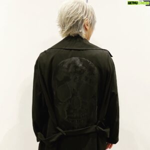 Shintaro Asanuma Instagram - 音を感じさせるグラフィック、オリジナリティに溢れる世界観、そして着心地の良さを追及した独自ファブリックの融合で、東京ファッションシーンに存在感を放っているブランド「 #ONEMADE 」「 #MAXSIX 」「 #MIKIOSUZUKI 」「 #YMADE 」。それらすべてのグラフィックアーティスト兼デザイナー・MIKIO SUZUKIさんが手掛けるイベント「MAXSIX 15th Anniversary 『THE SHOW』が、9月12日（火）に渋谷の「Veats Shibuya」で開催されます。そこで、モデルとしてランウェイを歩かせていただくことになりました！

パーティー形式のイベントで、現行の４ブランドから２本のランウェイショー、イベントオリジナルの映像と音楽をお楽しみいただけるほか、ブランドの歴史やオリジナルグラフィックのポスター展示も行うそうです。

ランウェイショーでは、 #THEORALCIGARETTS の #中西雅哉 さんがドラムを叩かれるとか！とても楽しみです！

東北6県たびBOOK「 #みちのおく 」で「ONEMADE」のコートを着用させてもらっていますが、以前から憧れていたブランドのモデルをやらせていただけるなんて、夢のようです。やっぱり「好き」を想い続けること、言い続けることって大切なんだなぁ。

MIKIOさんは、あんなにロックなデザインからは想像出来ないくらい、とても穏やかであったかい方。「 #ヒプノシスマイク 9th LIVE ≪ZEROOUT≫ 」では、レザージャケットを提供してくださったり、ジャケットやコートにスカルや銃のプリントを施してくださいました。『 #駒田航 の #Komastagram 』でも、シャツを提供してくださっています。それはそれはお世話になりっぱなしなので、ショーではどうにかして恩返ししなくては！

1ドリンクとオリジナルキーホルダーが付いたチケットC（4000円）がただいまイープラスで発売中ですので、最初で最後だろう僕のランウェイ姿、ぜひ応援しに来てください！はっきり言いましょう、とても心細いです！（笑）

https://eplus.jp/sf/detail/3922550001-P0030001