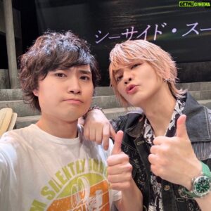 Shintaro Asanuma Instagram - 慣れないアクセと靴と砂浜と変な動きは思いのほか身体に蓄積していたようで、舞台が終わって泥のように寝て、昼過ぎに両足がつって悶絶しながら起きました。両足て。荒い砂による擦り傷と、金属アレルギーによる発疹は、もはやあの作品をやったからこその勲章みたいなものだと思ってます。

すっかりお久しぶりになっちゃいました。昨日、一年半ぶりのbpm本公演「シーサイド・スーサイド」がおかげさまで幕を閉じました。客席がなかなか埋まらないとされる昨今、当日券すら出せないほど満席の公演がいくつもありました。ご来場くださいましたたくさんのお客様、本当に本当にありがとうございます。「行けない」を伝えないでくださった方、お気遣い感謝します。

のづこと野津山幸宏くん。初舞台らしからぬ堂々とした振る舞い。最高の座長でした。ありがとう。生駒ちゃん。孤独な役にまっすぐぶつかって、芝居を、座組を心から楽しんでくれました。それが嬉しくて、スタッフもキャストも、みーんな生駒ちゃんTシャツ着てました。ありがとう。カレンちゃん。圧倒的な存在感と安定感。それでいてまだまだ昇ろうとする。小屋入りしてからの急成長はもはや孫悟飯でした。ありがとう。ケンちゃんことケント・フリックさん。あなたがいてくれたから、この作品は出来ました。他の誰にも出来ない、これ以上ない当て書きです。ハイセンよろしく、想像を具現化してくれてありがとう。

前説とネタであたためてくださった芸人の皆さん。美術セットの砂や流木、ゴミ・汚し、あのシーンの照明の動き、あのシーンの音の方向やタイミング、映像の細かな変化、衣装・メイクへの細かなオーダー…僕のわがままを叶えようと、最後まで動いてくださったスタッフさん。グッズやチケット、会場の案内や楽屋まわりに携わってくれたスタッフさん。その他、この公演に力を貸してくださった皆さん。本当にありがとうございます。

そして、一番出演したかったろうに、スケジュールの関係でかなわず、それでも僕らを、bpmファンを楽しませようと、劇場に颯爽と現れたメンバー・菊地創。カッコよかったよ。本当にありがとう。楽屋に置いたカンペスケッチブックに残してくれたメッセージ、熱かった。意味はわかんなかったけど。「足をぶっ壊せ」って何？　呪い？

もっともっとたくさんの人に感謝の気持ちを伝えたいけれど、このへんで。来年、この「シースー」と関連のある作品を二本、上演します。その時また、ぜひ逢いに来てください。とりあえず、サウナ行ってきます。

#bpmシースー #野津山幸宏 #生駒里奈
#藍染カレン #ケントフリック