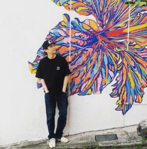 Shintaro Asanuma Instagram - 書いたり演じたり、編集したりおしゃべりしたり、未来の創り物についてミーティングしている間に、ついうっかり更新がおろそかになっていました。気がつけばフォロワーが10万人を越えていて。こんなにたくさんの方がこののんびりアカウントを見てくださっているなんて。本当にありがとうございます。今後もマイペースな更新になるでしょうが、それでもよろしければ、まったりお付き合いください。

写真は、GWに行った沖縄での一枚。こんな写真も近々まとめてアップしますね。そのうち、皆さんをワクワクさせられる発表も出来そうです。どうぞ気長に、なんとなーくお待ちください。