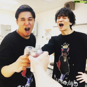 Shintaro Asanuma Instagram - #きむすば劇場 旗揚げ公演「 #オムニバース 」、全公演終了しました。ご来場くださいましたお客様、配信チケットをお買い求めくださったお客様、来られなかったけれど気にかけてくださった皆様、本当にありがとうございました！

昴と「絶対無理だと思うけど、言うだけならタダだからダメ元でオファーしようぜ！」と、小学生みたいなテンションで小林賢太郎さんの名前を挙げてから数ヶ月。初日からトリプルコール、千秋楽はスタンディングオベーション付きのクアドラプルコール。すげぇじゃん、木木村村座長。やべぇ初航海じゃないですか、キャプテン・キムラル。あらためて、俺を相棒に選んでくれてありがとう。最後、昴の泣き顔を横から見て、もらい泣きしそうになったけどこらえたよ。だってお客様みんなが昴の喜びを受け止めながら拍手してたんだもん。俺がキャパオーバーになる訳にいかなかったんだ。

賢太郎さん。出来の悪い後輩でしたが、稽古場からステージまで、ずっと夢のようでした。賢太郎さんが僕を、「晋太」なんて、舞台を一緒に作った仲間だけが呼ぶ愛称で呼んでくれる日が来るなんて、思ってもいませんでした。いろんな宇宙がある中、この芝居に参加できる宇宙にいられて幸せでした。もっと精進します。

誰かが何かに抱く「キライ」にすこぶる弱くて、誰かが何かに抱く「スキ」がすこぶる好きな僕にはうってつけな、ハッピーの詰め合わせみたいな世界でした。オムニバース、ハッピーセット説。

まだご覧になっていない方、おかわりをされたい方。ご一緒に配信はいかがですか？0円どころか、お釣りが返ってくるぐらいのスマイルがお持ち帰りいただけますよ。特典付き配信チケットのお申し込み締め切りは本日23時59分まで。

最後に。　　　……突！！

#木村昴 #小林賢太郎 #オムニバーサルスタジオジャパン