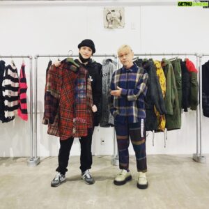 Shintaro Asanuma Instagram - 音を感じさせるグラフィック、オリジナリティに溢れる世界観、そして着心地の良さを追及した独自ファブリックの融合で、東京ファッションシーンに存在感を放っているブランド「 #ONEMADE 」「 #MAXSIX 」「 #MIKIOSUZUKI 」「 #YMADE 」。それらすべてのグラフィックアーティスト兼デザイナー・MIKIO SUZUKIさんが手掛けるイベント「MAXSIX 15th Anniversary 『THE SHOW』が、9月12日（火）に渋谷の「Veats Shibuya」で開催されます。そこで、モデルとしてランウェイを歩かせていただくことになりました！

パーティー形式のイベントで、現行の４ブランドから２本のランウェイショー、イベントオリジナルの映像と音楽をお楽しみいただけるほか、ブランドの歴史やオリジナルグラフィックのポスター展示も行うそうです。

ランウェイショーでは、 #THEORALCIGARETTS の #中西雅哉 さんがドラムを叩かれるとか！とても楽しみです！

東北6県たびBOOK「 #みちのおく 」で「ONEMADE」のコートを着用させてもらっていますが、以前から憧れていたブランドのモデルをやらせていただけるなんて、夢のようです。やっぱり「好き」を想い続けること、言い続けることって大切なんだなぁ。

MIKIOさんは、あんなにロックなデザインからは想像出来ないくらい、とても穏やかであったかい方。「 #ヒプノシスマイク 9th LIVE ≪ZEROOUT≫ 」では、レザージャケットを提供してくださったり、ジャケットやコートにスカルや銃のプリントを施してくださいました。『 #駒田航 の #Komastagram 』でも、シャツを提供してくださっています。それはそれはお世話になりっぱなしなので、ショーではどうにかして恩返ししなくては！

1ドリンクとオリジナルキーホルダーが付いたチケットC（4000円）がただいまイープラスで発売中ですので、最初で最後だろう僕のランウェイ姿、ぜひ応援しに来てください！はっきり言いましょう、とても心細いです！（笑）

https://eplus.jp/sf/detail/3922550001-P0030001