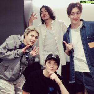 Shintaro Asanuma Instagram - 『 #ヒプノシスマイク –Division Rap Battle-』Rule the Stage -Battle of Pride 2023- 9月7日夜公演にお邪魔してきました。目の前で繰り広げられるパフォーマンスが圧巻なのは言わずもがなですが、どのキャスト、どのスタッフにも、このコンテンツに対するリスペクトと愛がひしひしと感じられて、いつも感激してしまうのです。寂しいけれど、この面々でのフィナーレが観られたこと、本当に嬉しく思います。

そしてそれが「ヨコハマで」なもんですから、喜びもひとしお！僕らの出演する原作ライブより何色か色の多いリングライト・バングルライトの海に、ついつい見とれてしまいました。

懐かしい面々にも会えました。僕が作・演出した舞台に出てくれた、郷ちゃん、イデタク、塁斗。ちょっと異色なディビジョンの完成です。塁斗なんて10代の時だったから、天国獄を演じているなんて信じられなくて。「大きくなったねぇ」と親戚おじさんムーブをかましちゃいました。

大変刺激になりました。ありがとうございました！どうか無事に、最後までブチ上げてください！BIG UP！ヒプステ！

#ヒプステ #ヒプステBoP2023 #ヒプマイ 
#阿部顕嵐 #水江建太 #バーンズ勇気
#ヨコハマディビジョン #madtriggercrew #mtc
#郷本直也 #井手卓也 #青柳塁斗