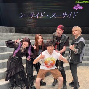 Shintaro Asanuma Instagram - 慣れないアクセと靴と砂浜と変な動きは思いのほか身体に蓄積していたようで、舞台が終わって泥のように寝て、昼過ぎに両足がつって悶絶しながら起きました。両足て。荒い砂による擦り傷と、金属アレルギーによる発疹は、もはやあの作品をやったからこその勲章みたいなものだと思ってます。

すっかりお久しぶりになっちゃいました。昨日、一年半ぶりのbpm本公演「シーサイド・スーサイド」がおかげさまで幕を閉じました。客席がなかなか埋まらないとされる昨今、当日券すら出せないほど満席の公演がいくつもありました。ご来場くださいましたたくさんのお客様、本当に本当にありがとうございます。「行けない」を伝えないでくださった方、お気遣い感謝します。

のづこと野津山幸宏くん。初舞台らしからぬ堂々とした振る舞い。最高の座長でした。ありがとう。生駒ちゃん。孤独な役にまっすぐぶつかって、芝居を、座組を心から楽しんでくれました。それが嬉しくて、スタッフもキャストも、みーんな生駒ちゃんTシャツ着てました。ありがとう。カレンちゃん。圧倒的な存在感と安定感。それでいてまだまだ昇ろうとする。小屋入りしてからの急成長はもはや孫悟飯でした。ありがとう。ケンちゃんことケント・フリックさん。あなたがいてくれたから、この作品は出来ました。他の誰にも出来ない、これ以上ない当て書きです。ハイセンよろしく、想像を具現化してくれてありがとう。

前説とネタであたためてくださった芸人の皆さん。美術セットの砂や流木、ゴミ・汚し、あのシーンの照明の動き、あのシーンの音の方向やタイミング、映像の細かな変化、衣装・メイクへの細かなオーダー…僕のわがままを叶えようと、最後まで動いてくださったスタッフさん。グッズやチケット、会場の案内や楽屋まわりに携わってくれたスタッフさん。その他、この公演に力を貸してくださった皆さん。本当にありがとうございます。

そして、一番出演したかったろうに、スケジュールの関係でかなわず、それでも僕らを、bpmファンを楽しませようと、劇場に颯爽と現れたメンバー・菊地創。カッコよかったよ。本当にありがとう。楽屋に置いたカンペスケッチブックに残してくれたメッセージ、熱かった。意味はわかんなかったけど。「足をぶっ壊せ」って何？　呪い？

もっともっとたくさんの人に感謝の気持ちを伝えたいけれど、このへんで。来年、この「シースー」と関連のある作品を二本、上演します。その時また、ぜひ逢いに来てください。とりあえず、サウナ行ってきます。

#bpmシースー #野津山幸宏 #生駒里奈
#藍染カレン #ケントフリック