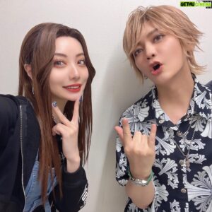 Shintaro Asanuma Instagram - 慣れないアクセと靴と砂浜と変な動きは思いのほか身体に蓄積していたようで、舞台が終わって泥のように寝て、昼過ぎに両足がつって悶絶しながら起きました。両足て。荒い砂による擦り傷と、金属アレルギーによる発疹は、もはやあの作品をやったからこその勲章みたいなものだと思ってます。

すっかりお久しぶりになっちゃいました。昨日、一年半ぶりのbpm本公演「シーサイド・スーサイド」がおかげさまで幕を閉じました。客席がなかなか埋まらないとされる昨今、当日券すら出せないほど満席の公演がいくつもありました。ご来場くださいましたたくさんのお客様、本当に本当にありがとうございます。「行けない」を伝えないでくださった方、お気遣い感謝します。

のづこと野津山幸宏くん。初舞台らしからぬ堂々とした振る舞い。最高の座長でした。ありがとう。生駒ちゃん。孤独な役にまっすぐぶつかって、芝居を、座組を心から楽しんでくれました。それが嬉しくて、スタッフもキャストも、みーんな生駒ちゃんTシャツ着てました。ありがとう。カレンちゃん。圧倒的な存在感と安定感。それでいてまだまだ昇ろうとする。小屋入りしてからの急成長はもはや孫悟飯でした。ありがとう。ケンちゃんことケント・フリックさん。あなたがいてくれたから、この作品は出来ました。他の誰にも出来ない、これ以上ない当て書きです。ハイセンよろしく、想像を具現化してくれてありがとう。

前説とネタであたためてくださった芸人の皆さん。美術セットの砂や流木、ゴミ・汚し、あのシーンの照明の動き、あのシーンの音の方向やタイミング、映像の細かな変化、衣装・メイクへの細かなオーダー…僕のわがままを叶えようと、最後まで動いてくださったスタッフさん。グッズやチケット、会場の案内や楽屋まわりに携わってくれたスタッフさん。その他、この公演に力を貸してくださった皆さん。本当にありがとうございます。

そして、一番出演したかったろうに、スケジュールの関係でかなわず、それでも僕らを、bpmファンを楽しませようと、劇場に颯爽と現れたメンバー・菊地創。カッコよかったよ。本当にありがとう。楽屋に置いたカンペスケッチブックに残してくれたメッセージ、熱かった。意味はわかんなかったけど。「足をぶっ壊せ」って何？　呪い？

もっともっとたくさんの人に感謝の気持ちを伝えたいけれど、このへんで。来年、この「シースー」と関連のある作品を二本、上演します。その時また、ぜひ逢いに来てください。とりあえず、サウナ行ってきます。

#bpmシースー #野津山幸宏 #生駒里奈
#藍染カレン #ケントフリック