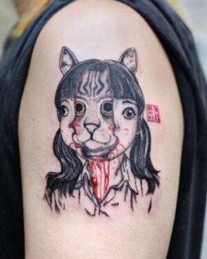 Shintaro Kago Instagram - Shintaro Kago Hong Kong Show ─ Tattoo Fantasy
駕籠真太郎香港展 ─ 刺青大奇想

I am honored to be invited by Moon of Silence to collaborate with the renowned Japanese grotesque illustrator Shintaro Kago for the tattoo event at the Kago sensei Hong Kong exhibition. It is a privilege to work with Kago sensei, whom I have admired and followed since childhood. Together, we completed the tattoos during the four-day event, which was both challenging and rewarding. I would like to express my gratitude to Moon of Silence and Kago sensei, as well as to the clients who participated in getting the tattoos. Thanks a lot! 

非常榮幸受邀參與靜月Moon of Silence的活動，並與日本著名的獵奇插畫家駕籠真太郎合作，在香港展覽的第二回刺青活動中完成了以上的紋身作品。能夠與我從小就一直關注並喜愛的駕籠老師合作，共同在這四天的活動中完成這個具有挑戰性而又令人感到榮幸的經歷，對我來說意義非凡。再次感謝靜月和駕籠老師，以及共同參與的客人。

artist: @shintarokago1969 
tattooist: @rika.loli 
organizer: @moon.of.silence @producedby_mos 

#香港動漫紋身 #香港紋身 #動漫紋身 #動漫刺青 #獵奇 #獵奇刺青 #animetattoos #mangatattoos #animetattooartist #weirdtattoos #horrortattoos #grotesquetattoo #shintarokagoart #shintarokagotattoo #shintarokago #junjiitotattoo #creepytattoos #creepyarts #horrorarts #weirdartists
